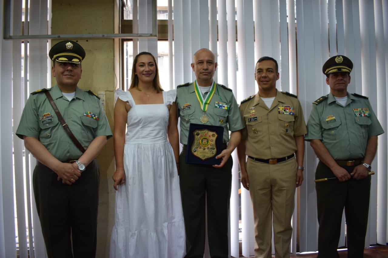 Coronel Harold Mauricio Barrera Gantiva, nuevo comandante Policía Huila; Mónica Gallo de Restrepo; Coronel Juan Carlos Restrepo Moscoso, Coronel Johnny Hernando Bautista Beltrán, Comandante de la IX Brigada Y Brigadier General Juan Alberto Libreros.